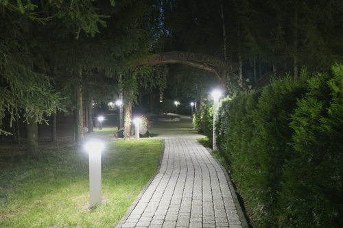 Jak rozświetlić ogród i nie zużyć dużo energii - energooszczędne lampy ogrodzeniowe i ogrodowe